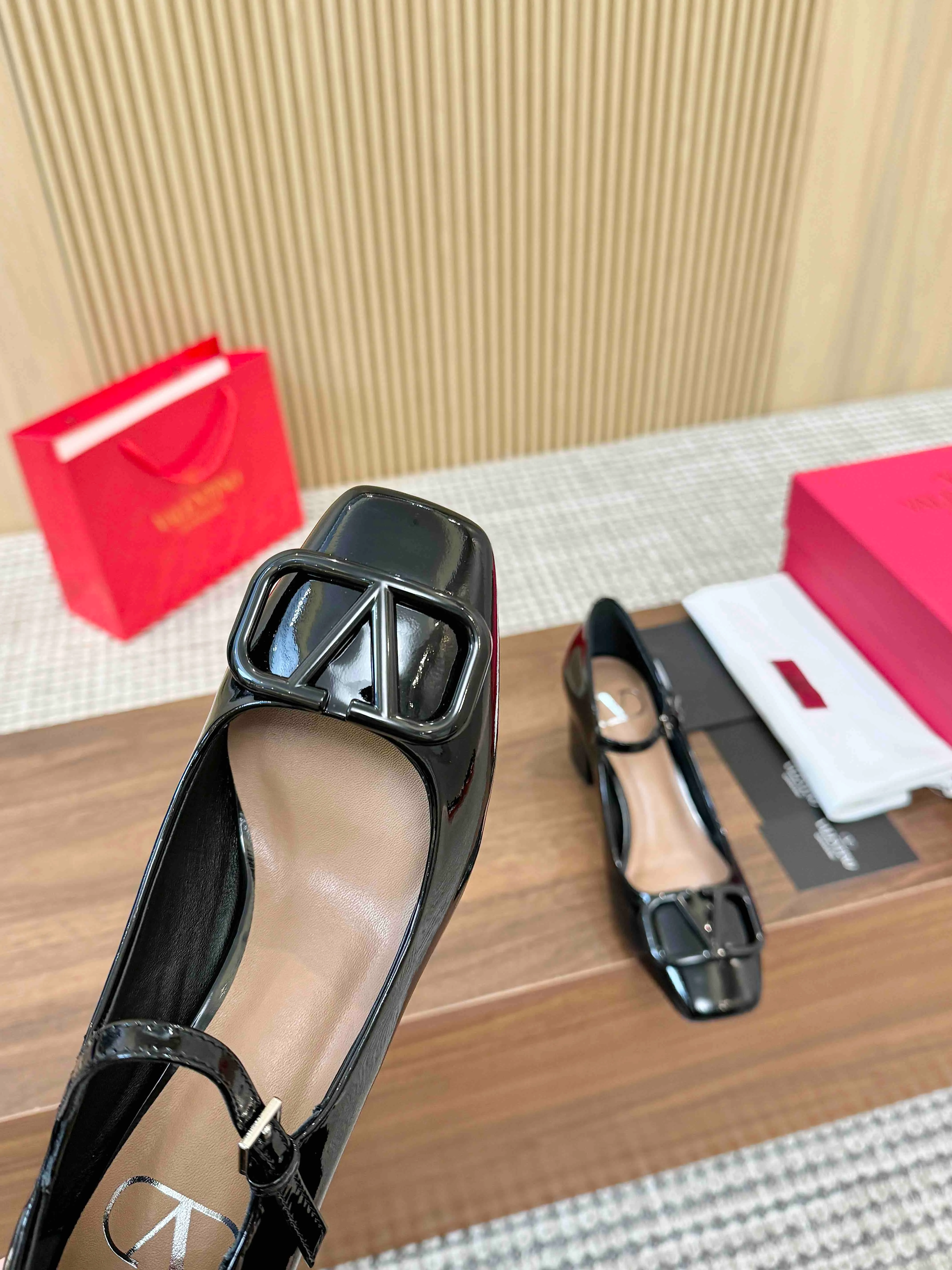 👟👟Ex-factory price 460👟👟 Genuine leather sole + 40 Valentino. Large v-buckle sandals ㊙️Latest series of counters Authentic grade version with perfect details. Authentic products are made one to one. All details are consistent with genuine ones. The upper foot is very pedicure type. The key point is that it is very good and easy to control. It does not grind the feet and does not tire the feet. Walking artifact, exclusive mold opening. The highest version on the market. Fabric: imported mixed sheepskin, lining and foot pads are all sheepskin. Code number (34 to 42) Customized sizes 34 and 42 are non-refundable and non-exchangeable. Heel height: 7.5CM, rubber sole, leather sole +40